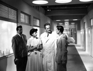 Scena del film "Anna" - Regia Alberto Lattuada - 1951 - L'attore Jacques Dumesnil in camice bianco con attori non identificati in ospedale