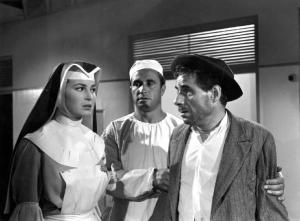 Scena del film "Anna" - Regia Alberto Lattuada - 1951 - Gli attori Silvana Mangano, in abito da suora infermiera, e Rocco D'Assunta con un infermiere