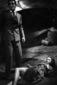 Scena del film "Anna" - Regia Alberto Lattuada - 1951 - Gli attori Vittorio Gassman e Silvana Mangano, stesa a terra