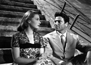 Scena del film "Anna" - Regia Alberto Lattuada - 1951 - Gli attori Silvana Mangano e Raf Vallone seduti su i gradini di una scala