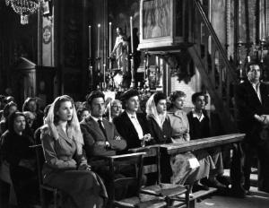 Scena del film "Anna" - Regia Alberto Lattuada - 1951 - Gli attori Silvana Mangano, Raf Vallone, Tina Lattanzi e attori non identificati in chiesa