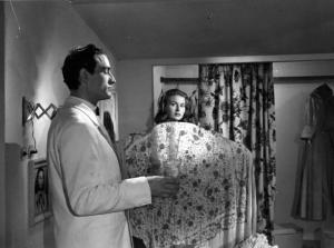 Scena del film "Anna" - Regia Alberto Lattuada - 1951 - Gli attori Vittorio Gassman e Silvana Mangano dietro a un paravento