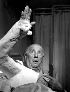Scena del film "Anna" - Regia Alberto Lattuada - 1951 - L'attore Emilio Petacci in ospedale con un braccio ingessato