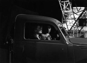 Scena del film "Anna" - Regia Alberto Lattuada - 1951 - Gli attori Silvana Mangano e Raf Vallone in automobile