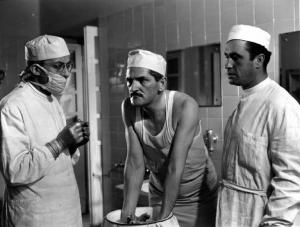 Scena del film "Anna" - Regia Alberto Lattuada - 1951 - L'attore Jacques Dumesnil in canottiera tra due attori non identificati in camice bianco