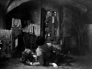 Scena del film "Anna" - Regia Alberto Lattuada - 1951 - Gli attori Vittorio Gassman e Silvana Mangano stesi a terra osservati dall'attore Raf Vallone