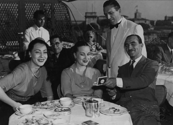Il regista Alberto Lattuada e l'attrice Franca Marzi al tavolo di un ristorante