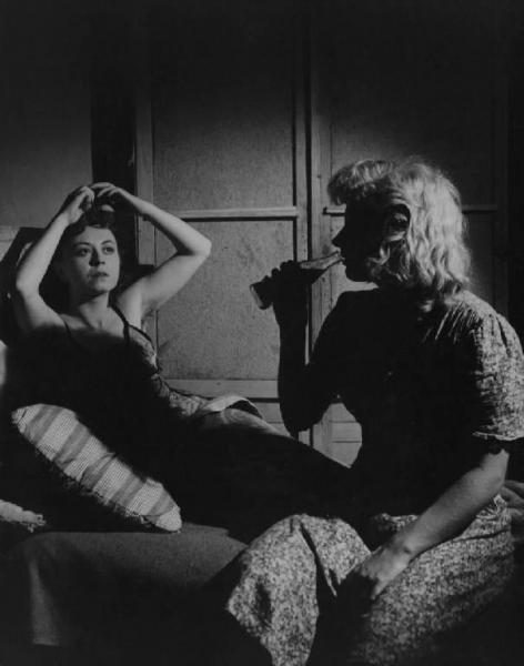 Scena del film "Senza pietà" - Regia Alberto Lattuada - 1948 - Le attrici Giulietta Masina e Carla Del Poggio
