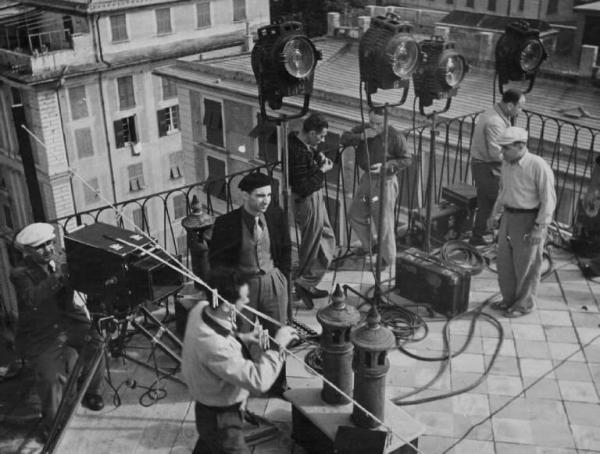 Set del film "Sissignora" - Regia Ferdinando Maria Poggioli - 1941 - Lo sceneggiatore Alberto Lattuada sul set con gli operatori della troupe su un tetto di Genova