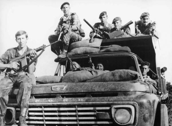 Set del film "Africa addio" - Regia Gualtiero Jacopetti, Franco Prosperi - 1966 - Militari armati di mitra a bordo di una camionetta