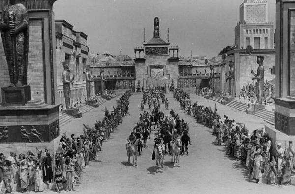 Scena del film "Aida" - Regia Clemente Fracassi - 1953 - Parata militare, soldati a cavallo all'interno di un grande palazzo dell'antico Egitto