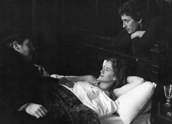 Scena del film "Al di là del bene e del male" - Regia Liliana Cavani - 1977 - Gli attori Dominique Sanda, a letto, Erland Josephson e Robert Powell