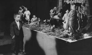 Scena del film "Giacomo l'idealista" - Regia Alberto Lattuada - 1943 - Un bambino davanti a un presepe