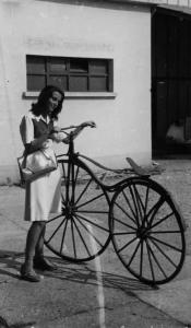 Scena del film "Giacomo l'idealista" - Regia Alberto Lattuada - 1943 - L'attrice Marina Berti con una bicicletta