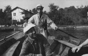 Set del film "Giacomo l'idealista" - Regia Alberto Lattuada - 1943 - Il regista Alberto Lattuada in barca con gli operatori della troupe