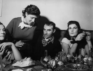Set del film "La lupa" - Regia Alberto Lattuada - 1953 - Il regista Alberto Lattuada e l'attrice Giovanna Ralli a tavola con attrici non identificate