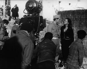 Set del film "La lupa" - Regia Alberto Lattuada - 1953 - Il regista Alberto Lattuada dietro la macchina da presa sul set con gli attori Ettore Manni e Kerima