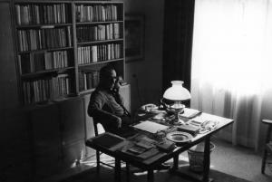 Il regista Alberto Lattuada al telefono alla scrivania