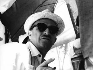 Il regista Alberto Lattuada con gli occhiali da sole