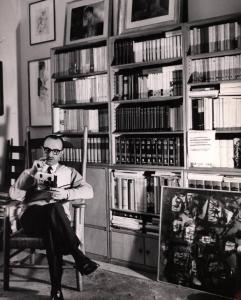 Il regista Alberto Lattuada nel suo studio
