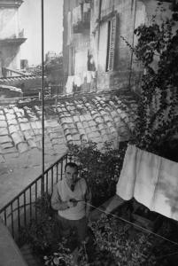 Il regista Alberto Lattuada in terrazza