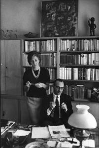 Il regista Alberto Lattuada nel suo studio con la moglie Carla Del Poggio