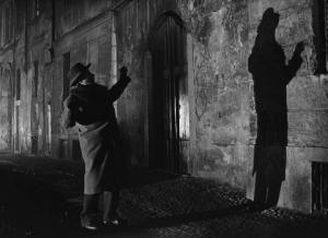 Scena del film "Il cappotto" - Regia Alberto Lattuada - 1952 - L'attore Giulio Stival impaurito dalla sua ombra