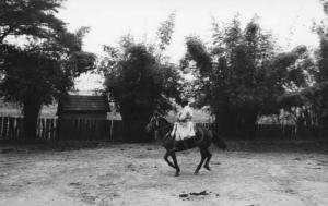 Il regista Alberto Lattuada a cavallo