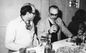 Il regista Alberto Lattuada a tavola beve da un frutto in compagnia