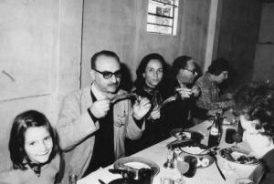 Il regista Alberto Lattuada a tavola in compagnia