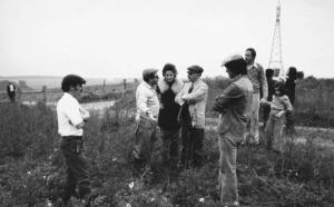 Il regista Alberto Lattuada con persone non identificate