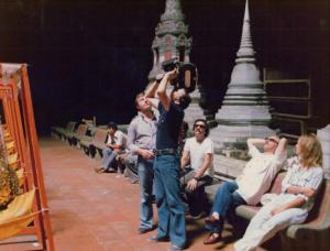 Set del film "Oh! Serafina" - Regia Alberto Lattuada - 1976 - L'attrice Dalila Di Lazzaro e il regista Alberto Lattuada in Tailandia on gli operatori della troupe durante le riprese del film
