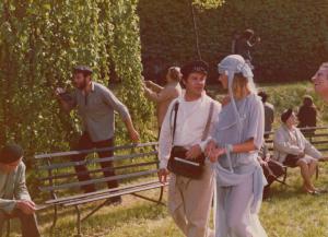 Scena del film "Oh! Serafina" - Regia Alberto Lattuada - 1976 - Gli attori Renato Pozzetto e Dalila Di Lazzaro e attori non identificato in un giardino