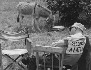 Set del film "Oh! Serafina" - Regia Alberto Lattuada - 1976 - Il regista Alberto Lattuada sul set vicino a un asino