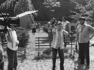 Set del film "Oh! Serafina" - Regia Alberto Lattuada - 1976 - Il regista Alberto Lattuada sul set da istruzioni alla troupe
