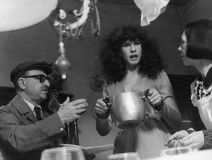 Set del film "Oh! Serafina" - Regia Alberto Lattuada - 1976 - Il regista Alberto Lattuda sul set con l'attrice Angelica Ippolito con una pentola in mano