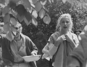 Set del film "Oh! Serafina" - Regia Alberto Lattuada - 1976 - Due attori non identificati sotto le foglie di un albero