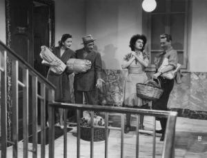 Scena del film "Abbasso la miseria" - Regia Gennaro Righelli - 1944 - Gli attori Dina Romano, Virgilio Riento, Anna Magnani e Nino Besozzi