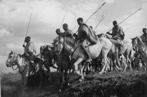 Scena del film "Abuna Messias" - Regia Goffredo Alessandrini - 1939 - Abissini a cavallo armati di lance in battaglia