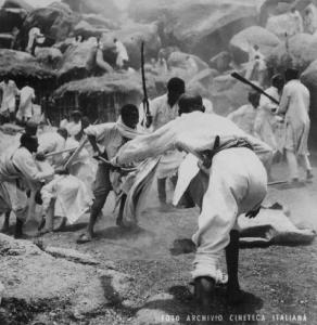 Scena del film "Abuna Messias" - Regia Goffredo Alessandrini - 1939 - Abissini armati di lance in battaglia