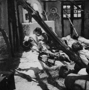 Scena del film "Abuna Messias" - Regia Goffredo Alessandrini - 1939 - Abissini stesi a terra