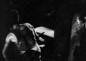 Scena del film "Acciaio" - Regia Walter Ruttmann - 1933 - Un operaio al lavoro