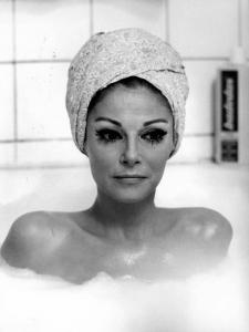 Scena del film "Addio, Alexandra" - Regia Enzo Battaglia - 1969 - L'attrice Anna Maria Pietrangeli con un asciugamano in tesca in una vasca piena di schiuma