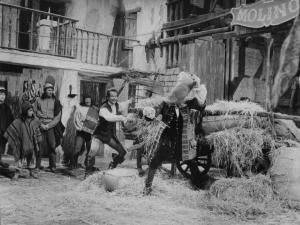 Scena del film "A fil di spada" - Regia Carlo Ludovico Bragaglia - 1952 - L'attore Frank Latimore armato di spada sfida a duello un attore non identificato coperto da un sacco