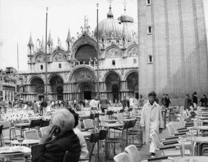 Scena del film "Agostino" - Regia Mauro Bolognini - 1962 - L'attore Paolo Colombo tra i tavolini di un bar in piazza San Marco a Venezia
