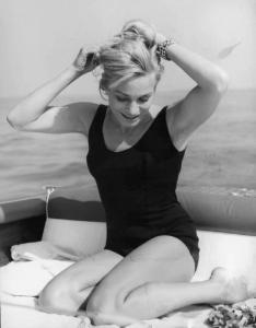 Scena del film "Agostino" - Regia Mauro Bolognini - 1962 - L'attrice Ingrid Thulin in costume da bagno
