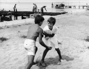 Scena del film "Agostino" - Regia Mauro Bolognini - 1962 - L'attore Paolo Colombo in spiaggia con un bambino