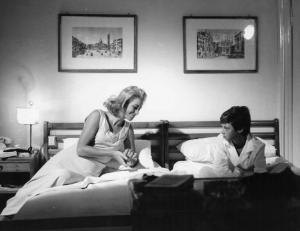 Scena del film "Agostino" - Regia Mauro Bolognini - 1962 - Gli attori Ingrid Thulin e Paolo Colombo a letto