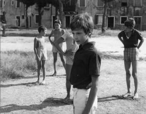 Scena del film "Agostino" - Regia Mauro Bolognini - 1962 - L'attore Paolo Colombo e altri bambini
