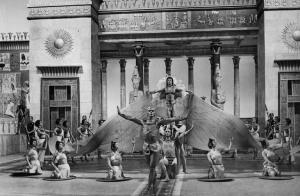 Scena del film "Aida" - Regia Clemente Fracassi - 1953 - Attori non identificati in costume impegnati in una danza di cerimonia davanti a un tempio